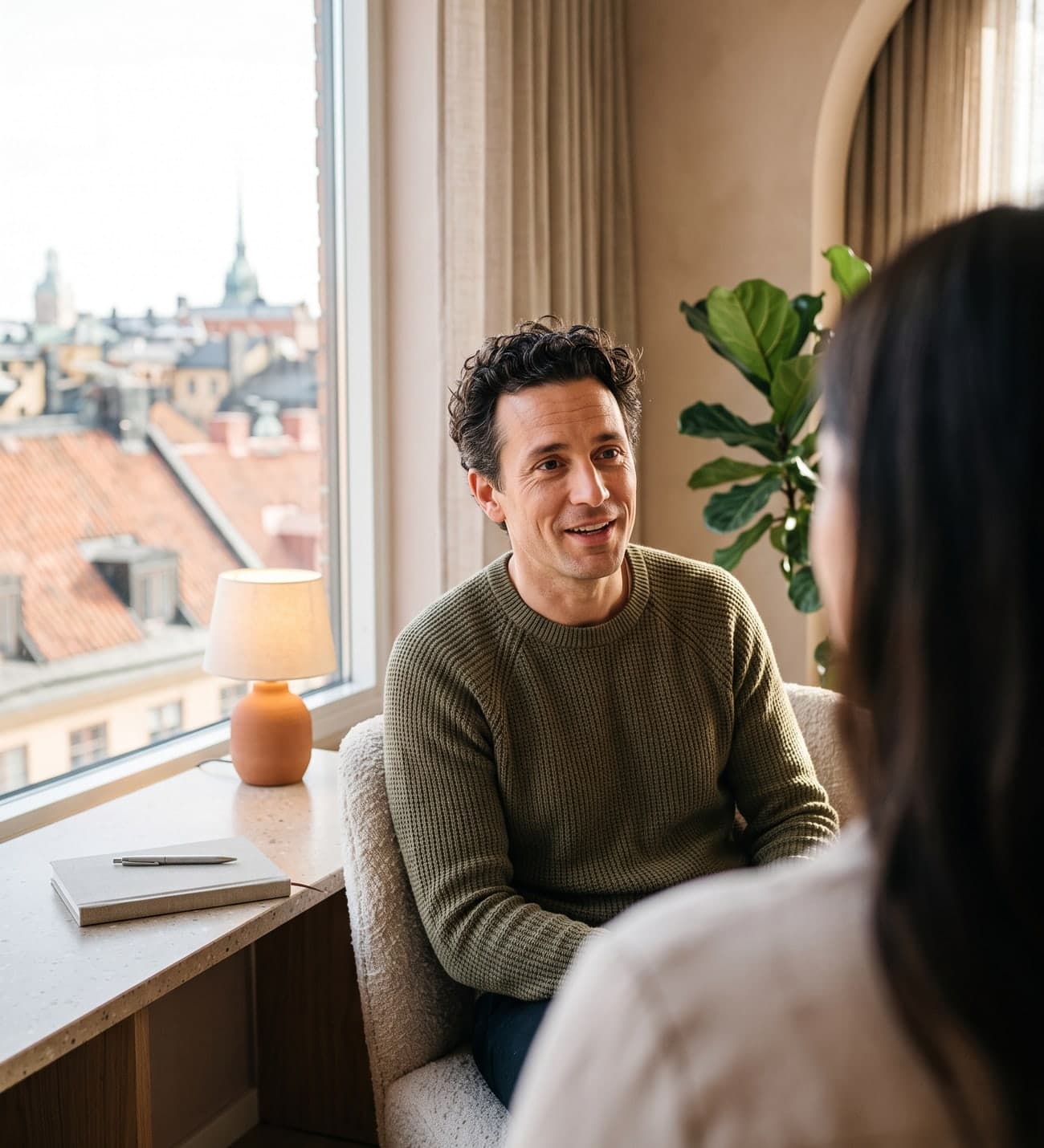Rekryterare och kandidat i samtal över anteckningar vid ett skrivbord